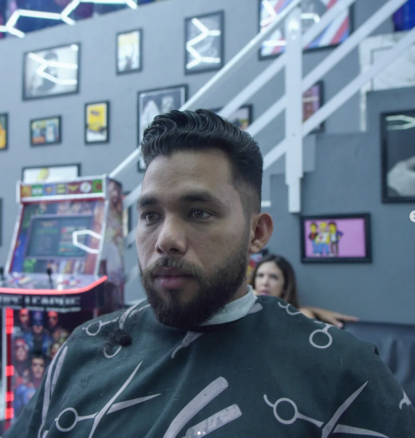 Cliente com corte social e barba alinhada