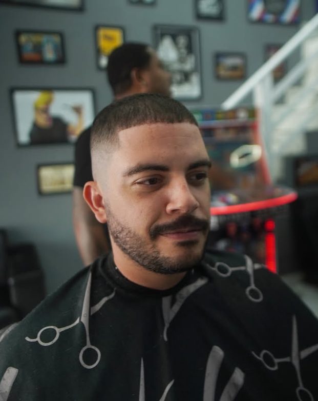 Cliente com corte baixo e acabamento preciso