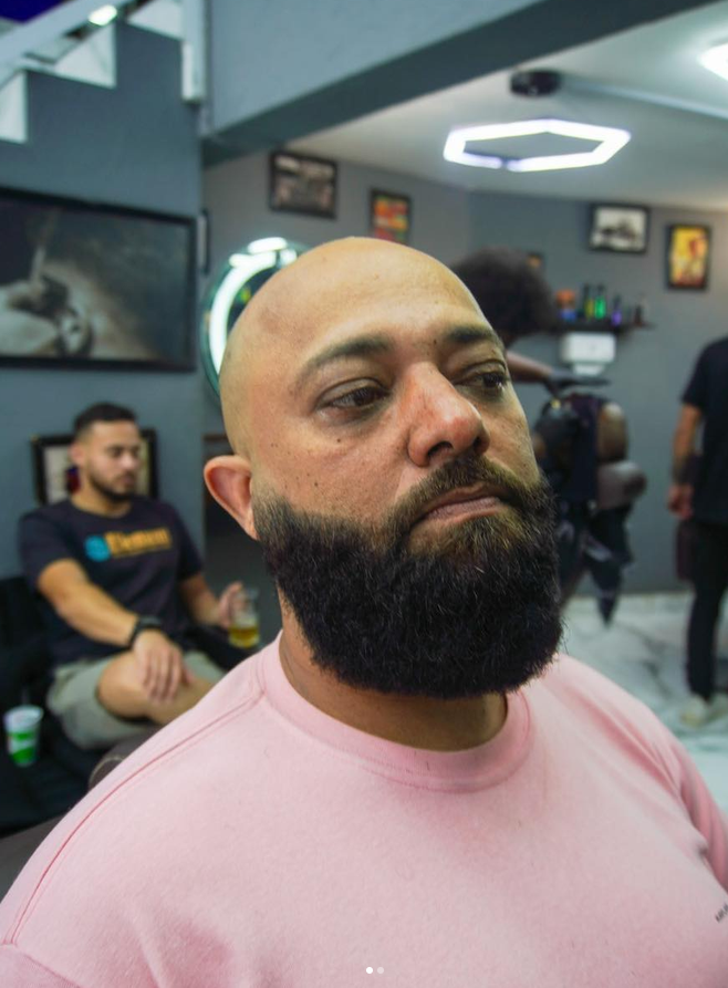 Cliente com barba modelada pela equipe