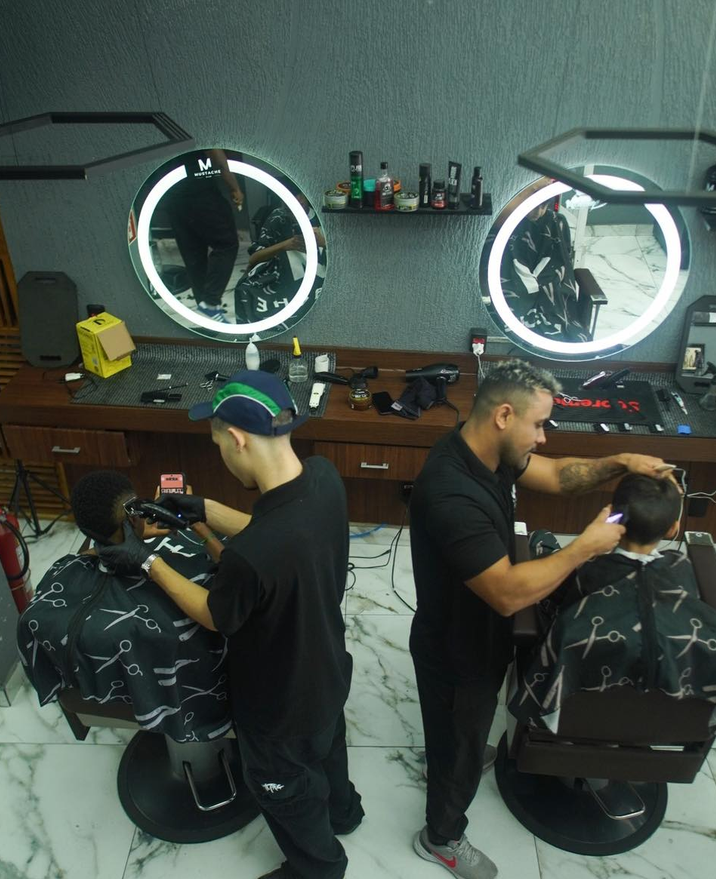 Equipe da Mustache Club atendendo clientes