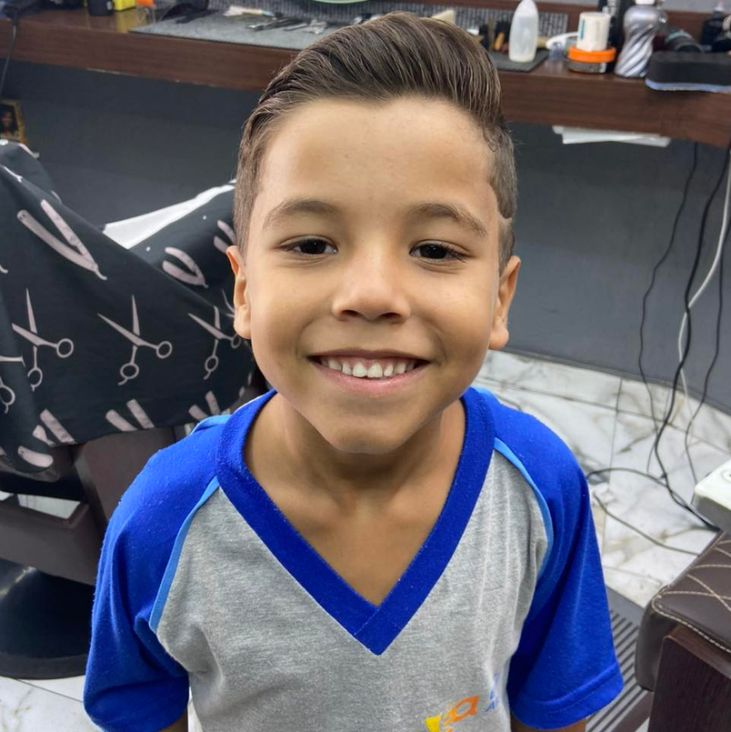 Criança sorrindo após corte no espaço infantil