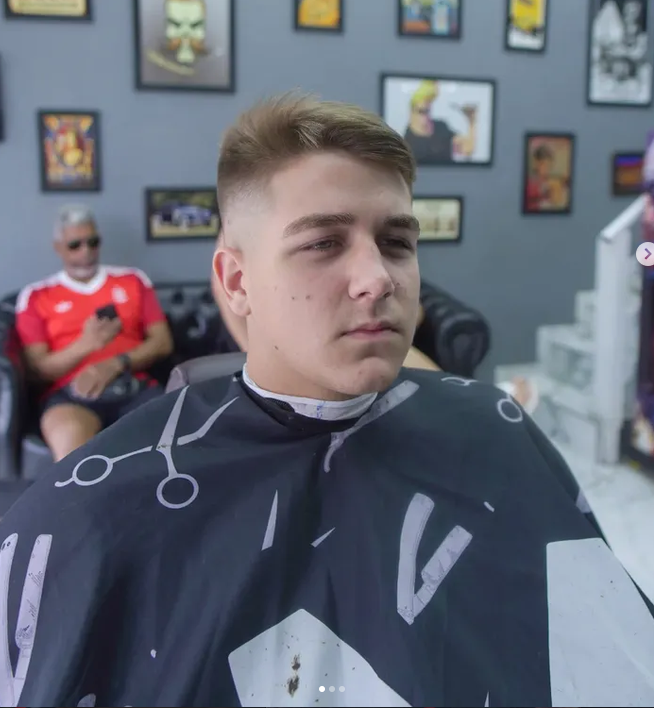 Cliente com corte degradê finalizado na barbearia